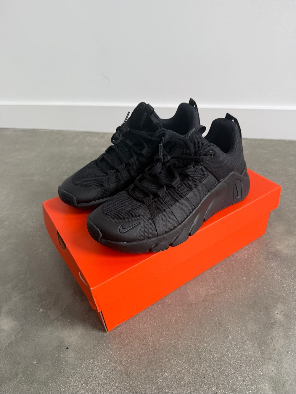 BRAND NEW WOMENS BLACK NIKE SNEAKERS
